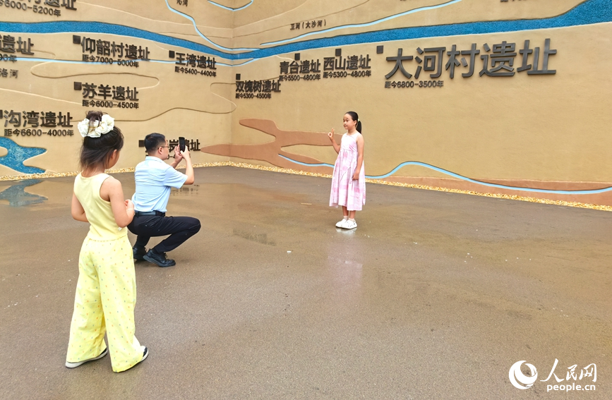 游客在博物馆外墙拍照留念。人民网记者 王佩摄