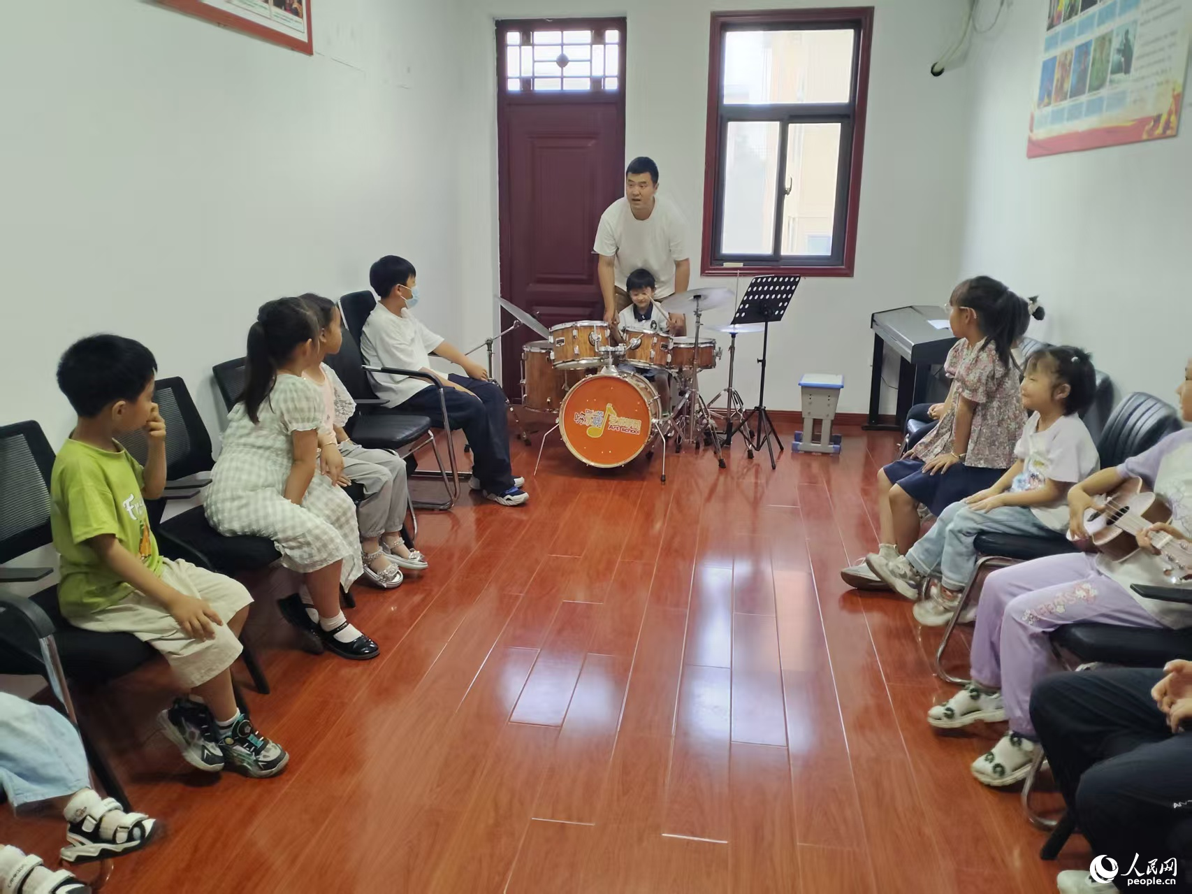 孩子们在上课。人民网记者 王佩摄