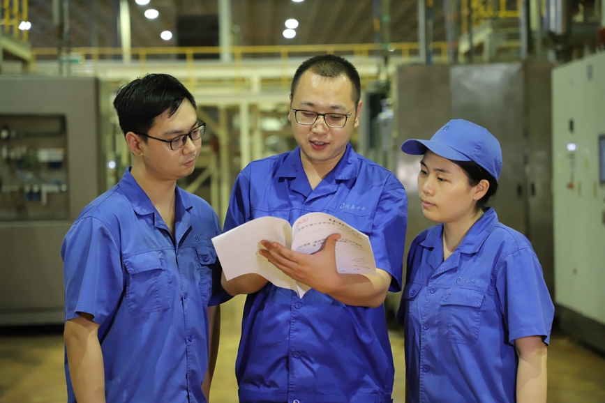 班长张润泽带领班组成员在学习工艺标准。王弥霄摄