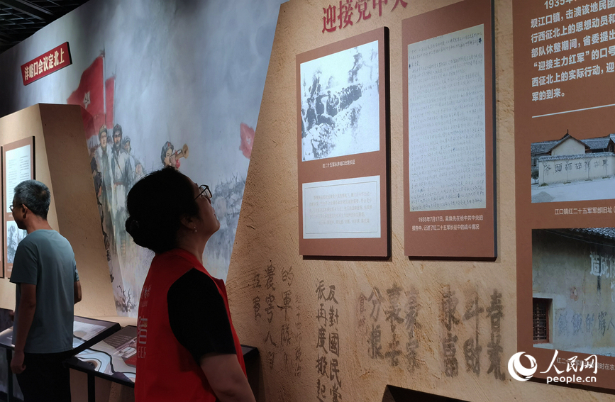观众参观展览。人民网记者 肖懿木摄