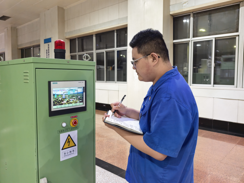 生產調度員在記錄卷接機落料情況。劉正果攝