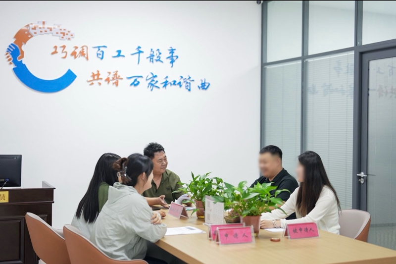 新鄭市綜治中心人社局工作人員正在進行勞動仲裁。劉栓陽攝
