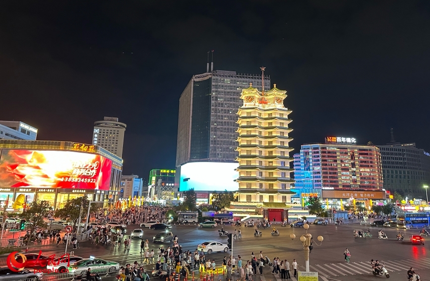夜晚的郑州二七广场，人群熙熙攘攘。人民网 曹婷摄 