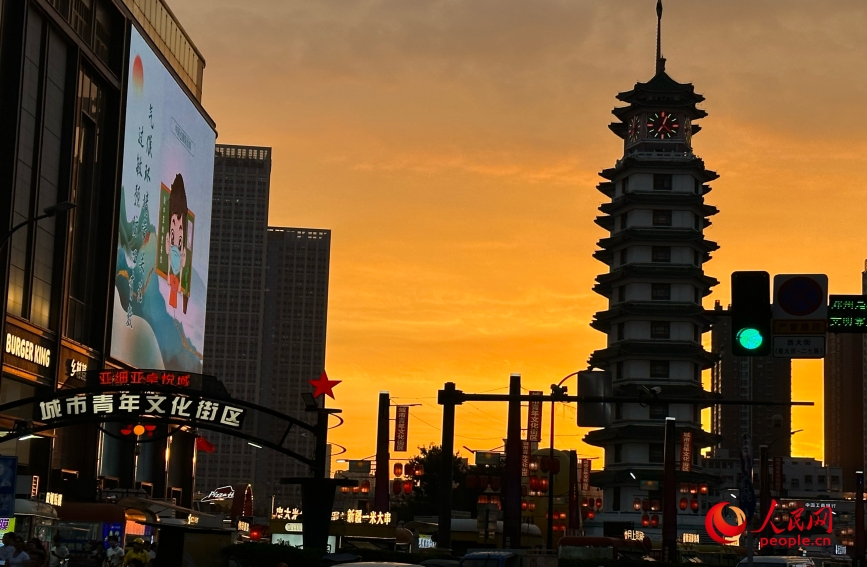 夜幕降临，郑州二七广场开始热闹起来。人民网 曹婷摄 