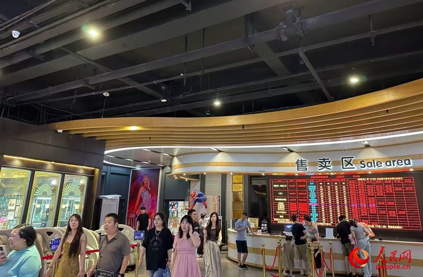 夜晚的电影院人气旺。人民网 曹婷摄 