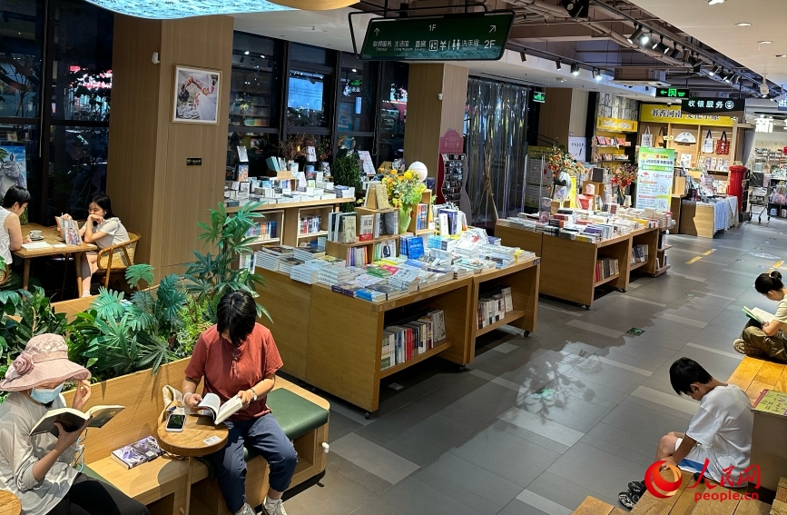 新华书店内，市民在阅读。人民网 曹婷摄 