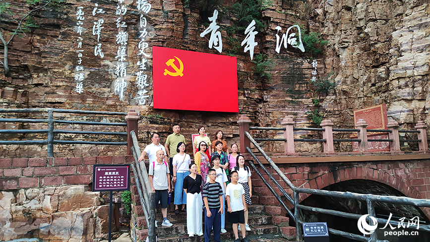 游客在红旗渠景区拍照留念。人民网记者杨晓娜 摄
