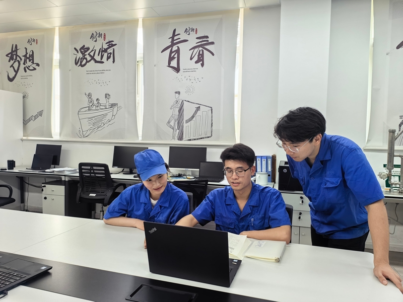 青年員工在創新工作室參與專利創新。李慧文攝