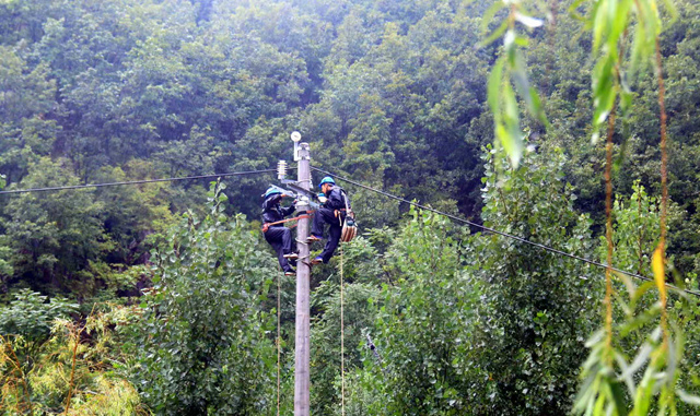 在汝陽縣十八盤鄉十八盤村，汝陽縣供電公司搶修人員現場處置10千伏十盤線十八盤新村支線電力線路故障。竇亞珂攝