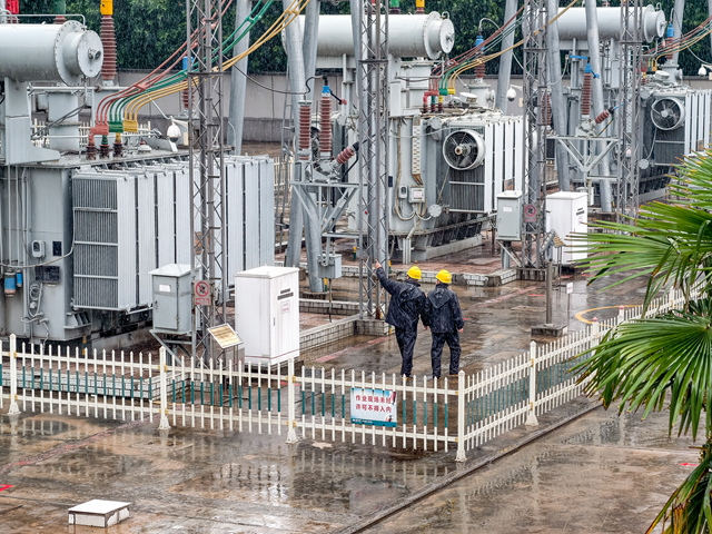 國網鄭州供電公司員工對110千伏牛砦變電站開展暴雨天氣特巡，確保設備運行安全。韓彥攝