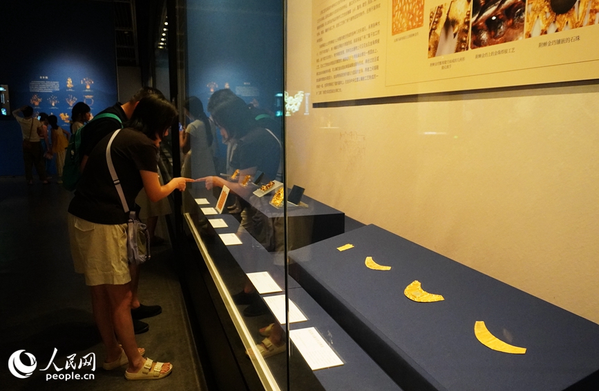 观众观看展览。人民网记者 肖懿木摄