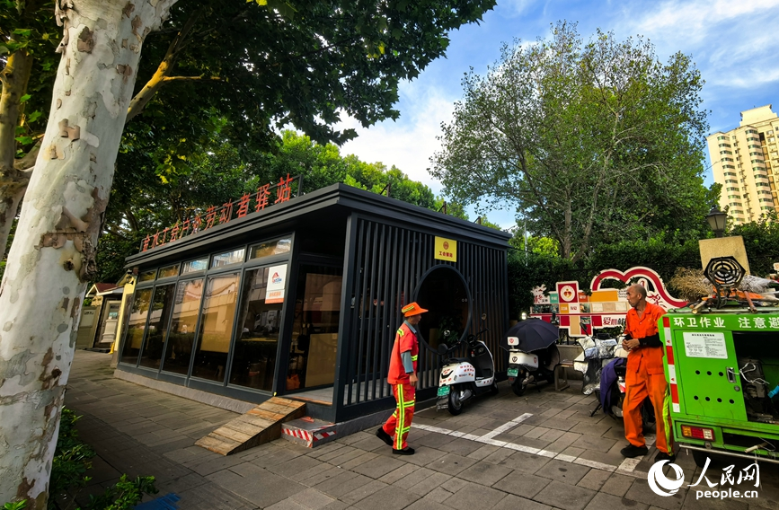 郑州市金水区经三路一处24小时爱心驿站。人民网 黄莎摄