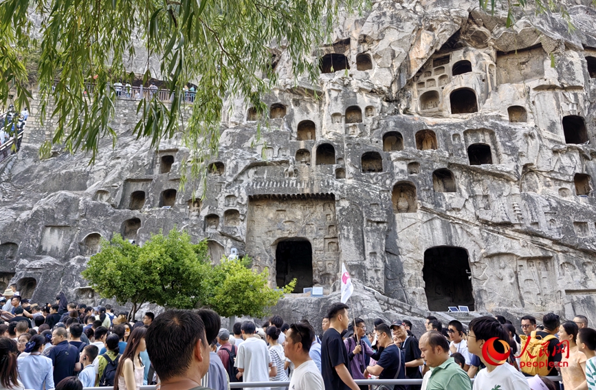 游客在龙门石窟游览参观。人民网记者 辛静摄