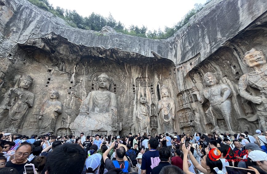 游客在龙门石窟游览参观。人民网记者 辛静摄