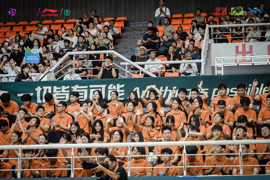 观众加油助威。李红兵摄