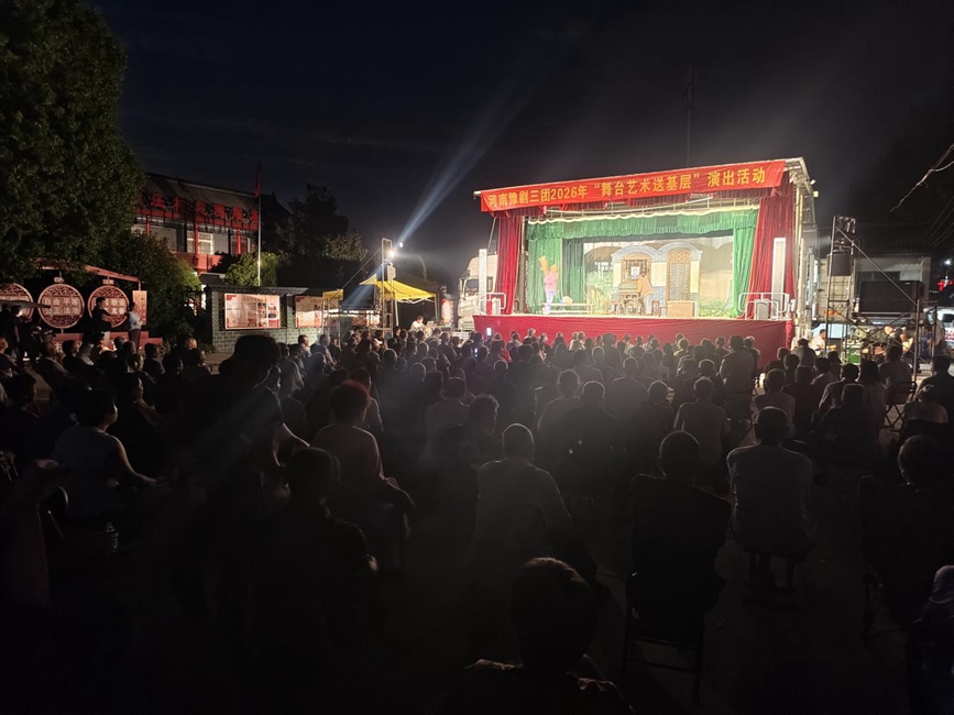夜幕降臨，熱情不減。 陳佳輝攝影