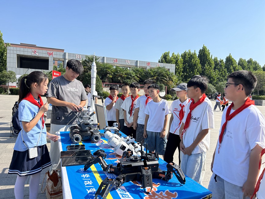孩子们现场感受科技魅力。汝州市委宣传部供图