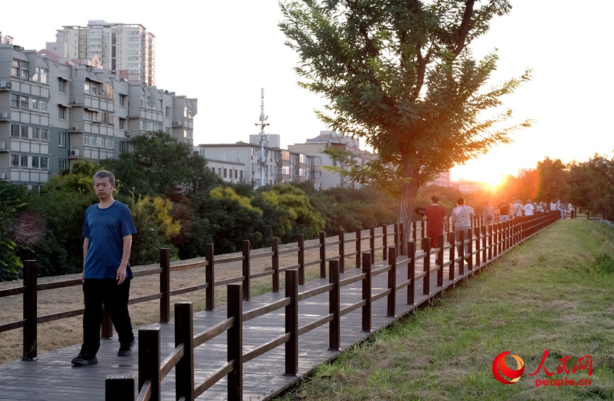 市民漫步栈道，尽享休闲时光。人民网记者 常力元摄