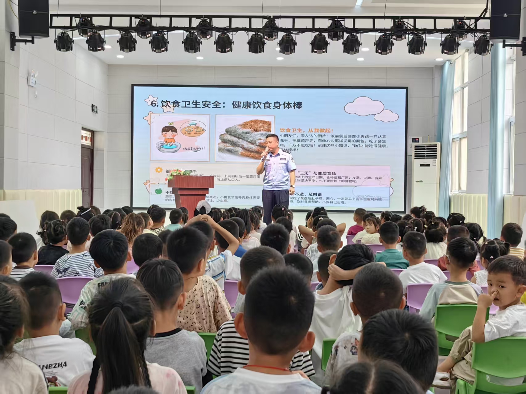 安全教育活动现场。吴小燕摄