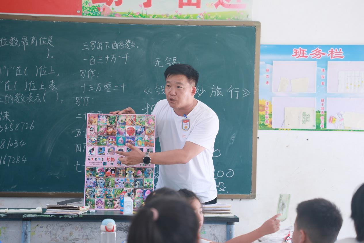 志愿者在课堂上讲课。平安产险河南分公司供图