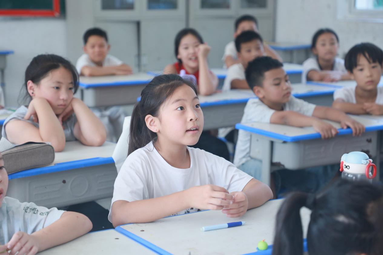 孩子们在课堂上认真听讲。平安产险河南分公司供图