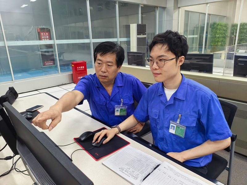 车间技术人员正在通过智慧能源管理系统查找隐患。黄阳广摄