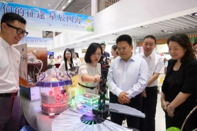 区四个班子领导开展教师节慰问
