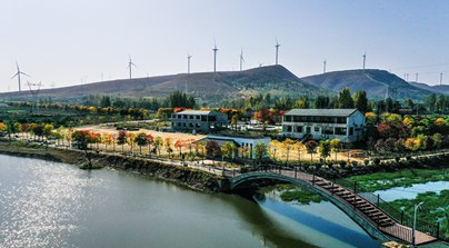 行进中国丨路通业兴 乡村旧貌换新颜如今全村超半数村民吃上旅游饭，村集体年增收70余万元，村民医保、自来水全部免费。