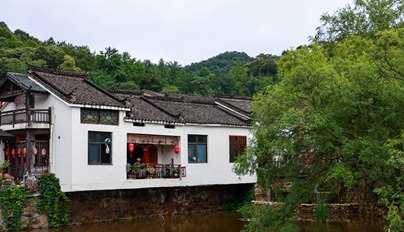 行进中国｜河南信阳田铺大塆：古韵乡村展新颜千年古村依托优质生态资源、深厚人文底蕴，实现古朴风貌与现代发展的完美交融，尽显乡村振兴新气象。