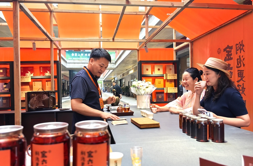 顾客现场品茶。人民网记者 宋芳鑫摄