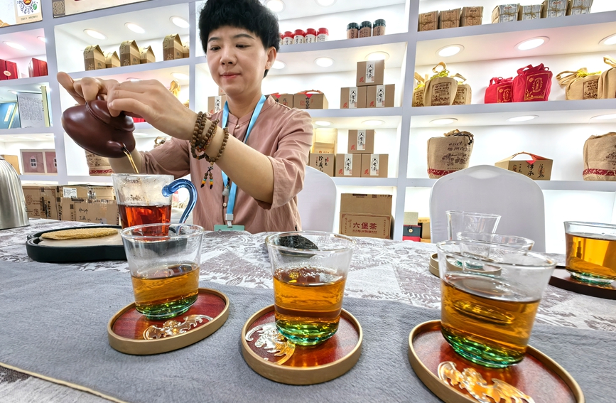 活动现场，茶艺师展示茶艺。人民网记者 宋芳鑫摄