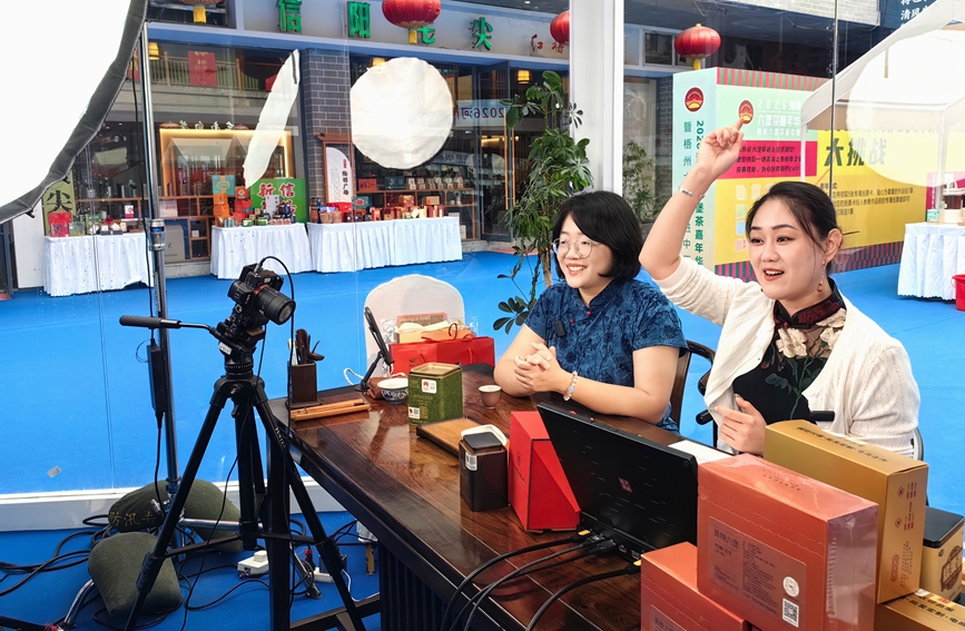 直播间里，茶文化传遍全国各地。人民网记者 宋芳鑫摄
