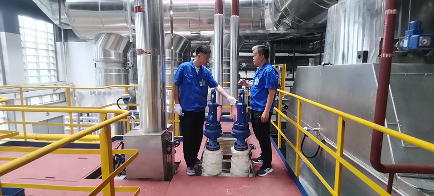 工作人员对蒸汽安全阀开展现场巡检，细致核查设备工况，提前消除运行隐患。张百根摄 
