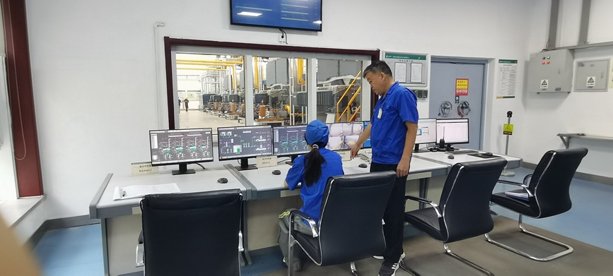 工作人员依托数字化管控平台，实时查看设备运行曲线，精准监测工况数据。张百根摄 