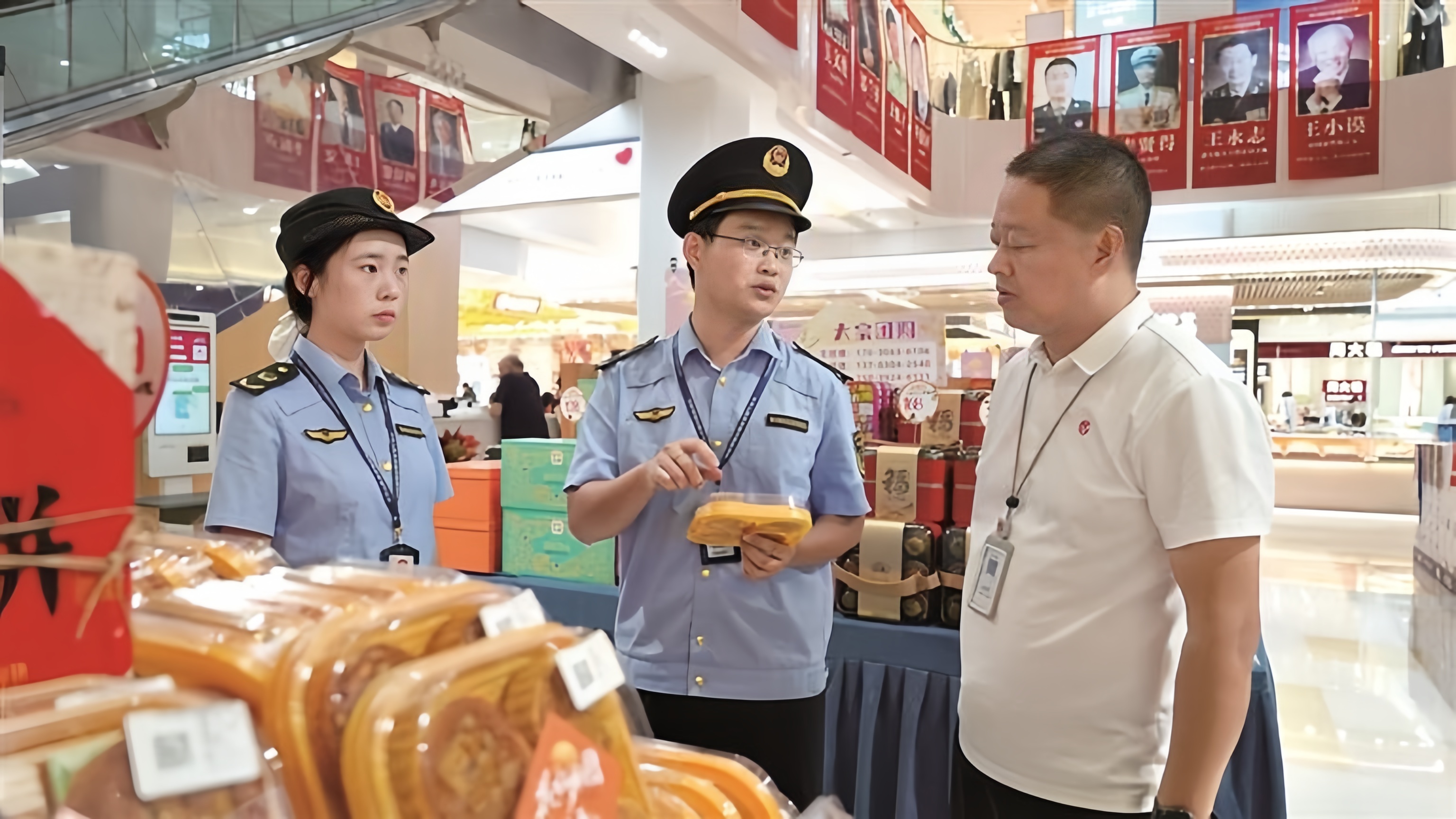 执法人员在鹤壁市一家超市开展月饼市场专项检查。付露露摄