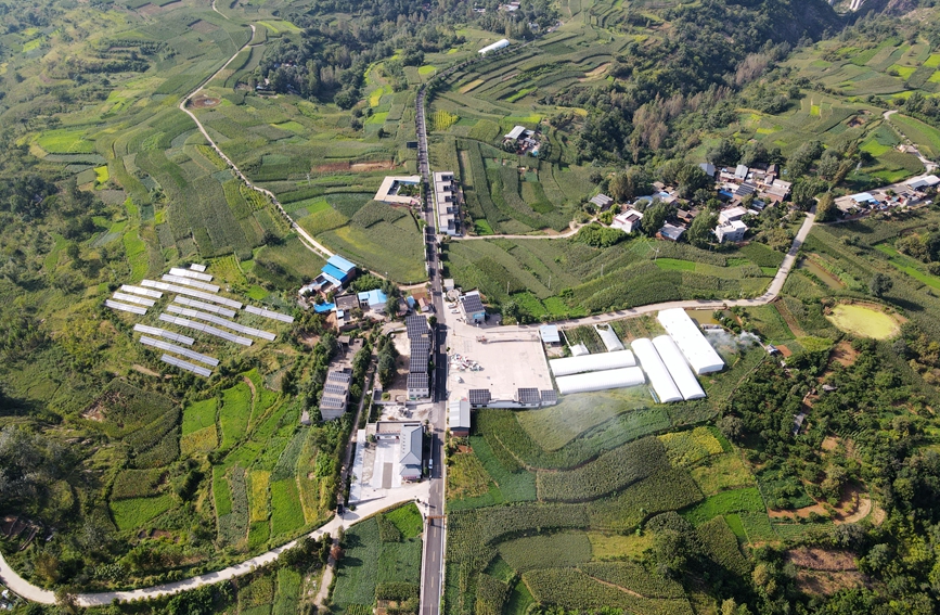 俯瞰邓岭村。河南中烟供图