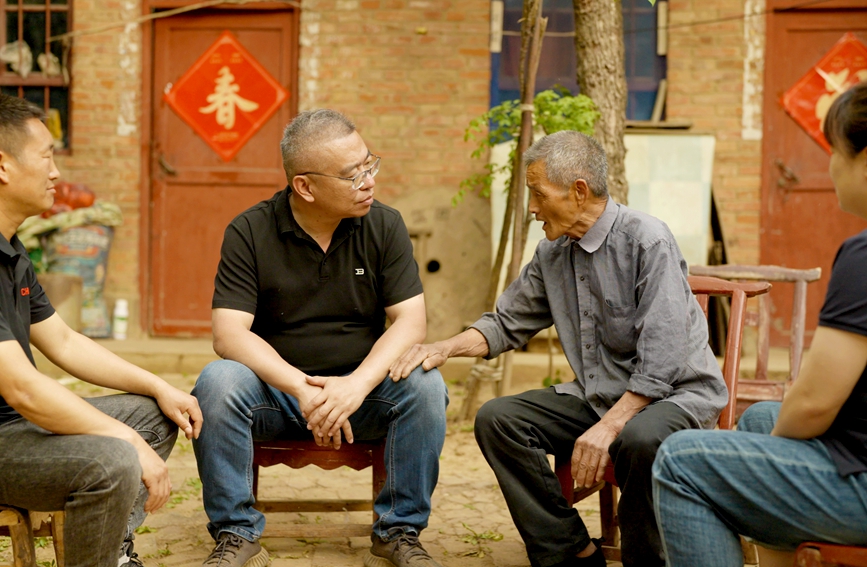 邓岭村驻村第一书记李远（左二）与村干部到村民家中走访。河南中烟供图