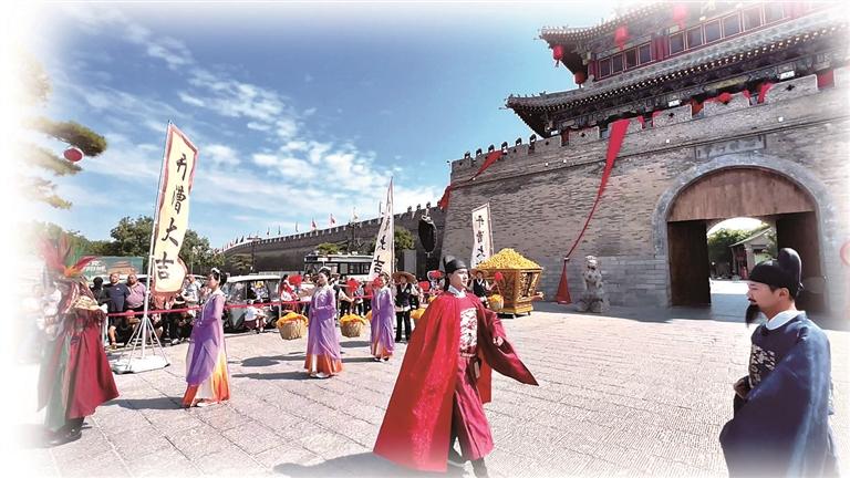 实景演艺《黎阳仓·开漕迎宾礼》融合国风舞蹈、运河号子、古礼演艺等多重元素，沉浸式复刻古黎阳运河漕运繁华。 秦浩杰摄