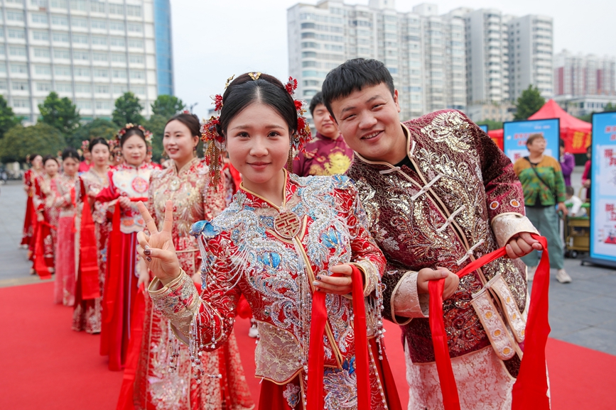 9月23日，在洛宁县洛书文化广场，10对新人步入集体婚礼现场。郑泽坤摄