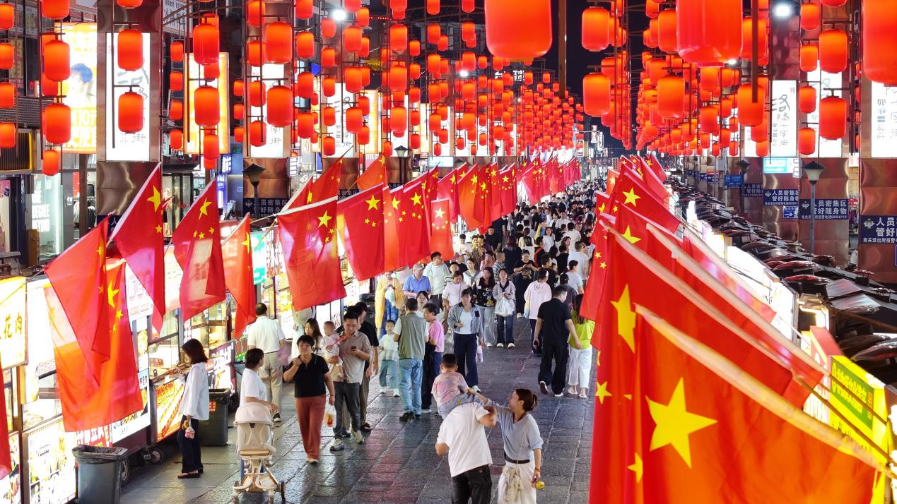 中國紅遍布老城街巷。王璽攝
