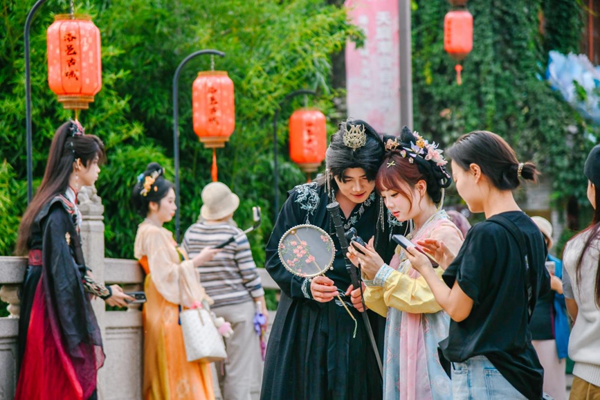 游客身著漢服在洛邑古城打卡拍照。王璽攝