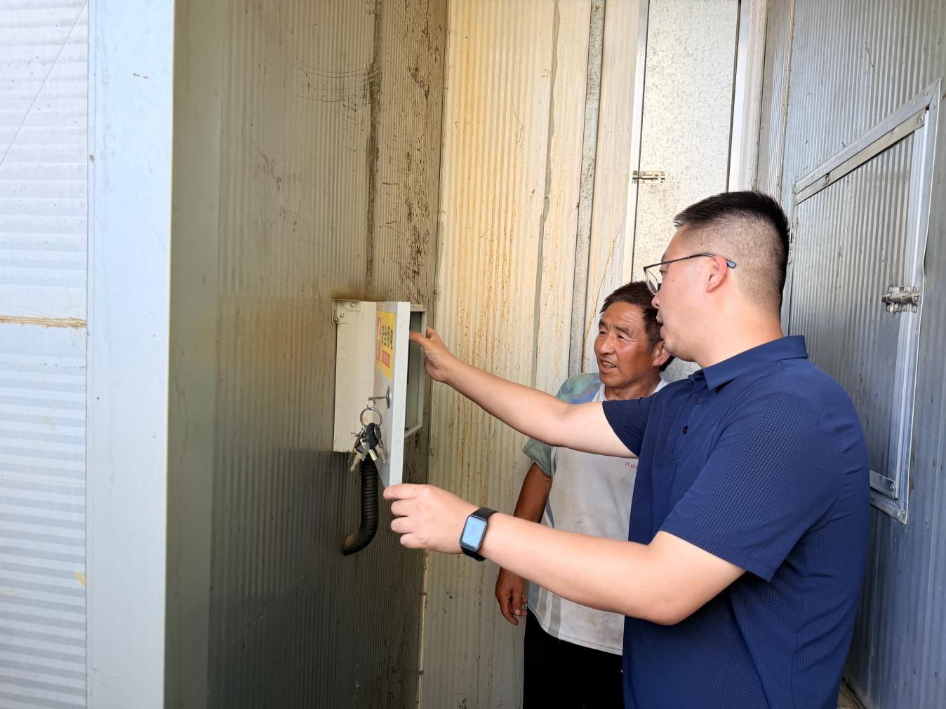 技術員上門服務，幫助煙農提高煙葉烘烤品質。張耀輝攝