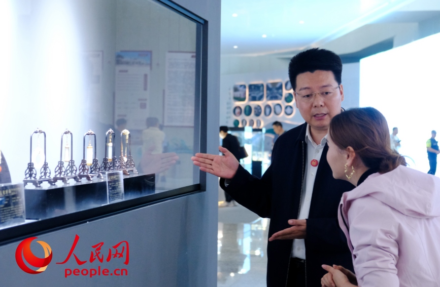 设计师为参观者讲解玉雕作品的特色。人民网记者 常力元摄