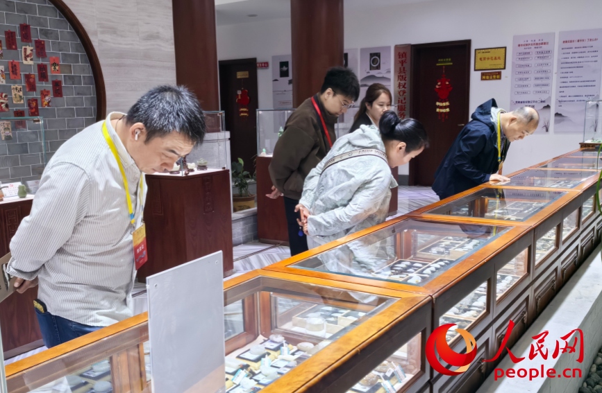 参观者驻足观赏参展玉雕作品。人民网记者 王佩摄