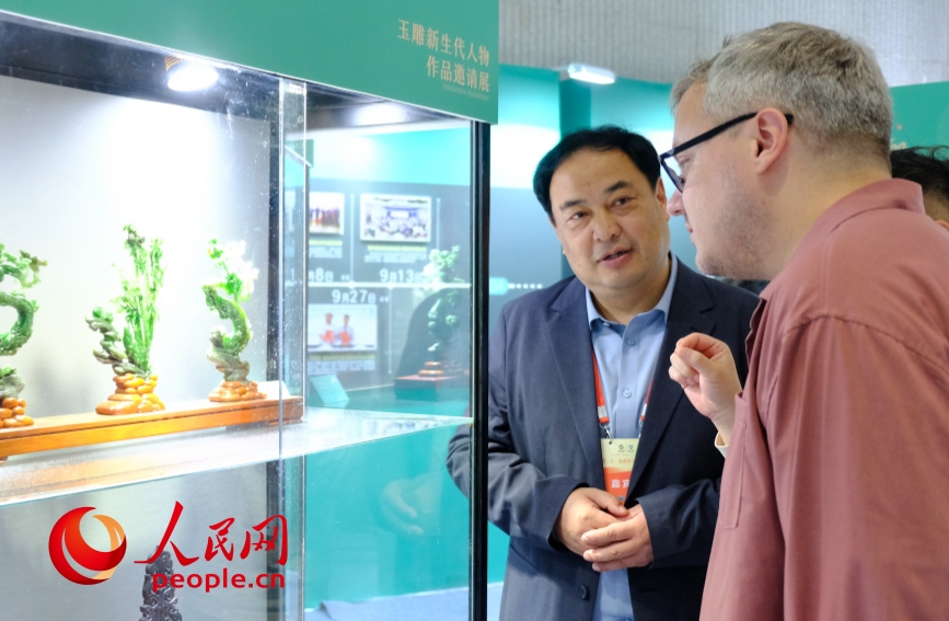 玉雕文化节现场，外国游客观摩玉雕展品。人民网记者 常力元摄