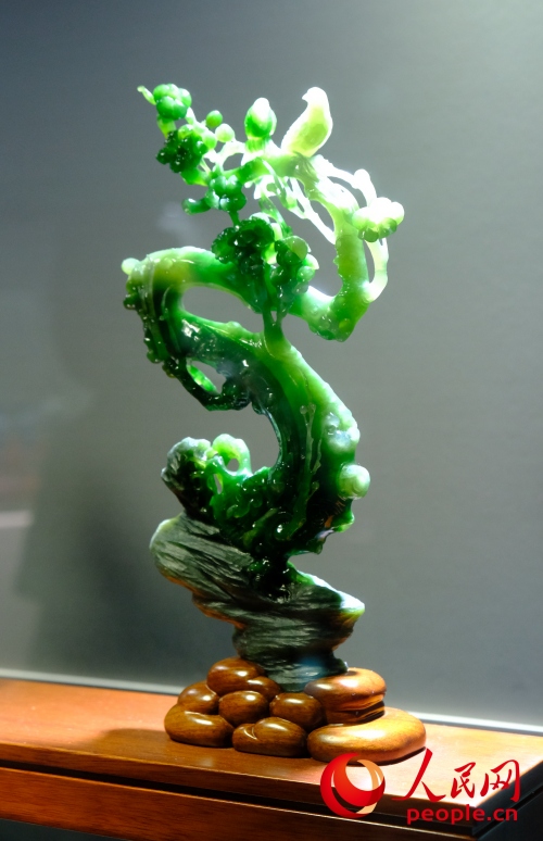 造型精美的玉器作品亮相展会。人民网记者 常力元摄