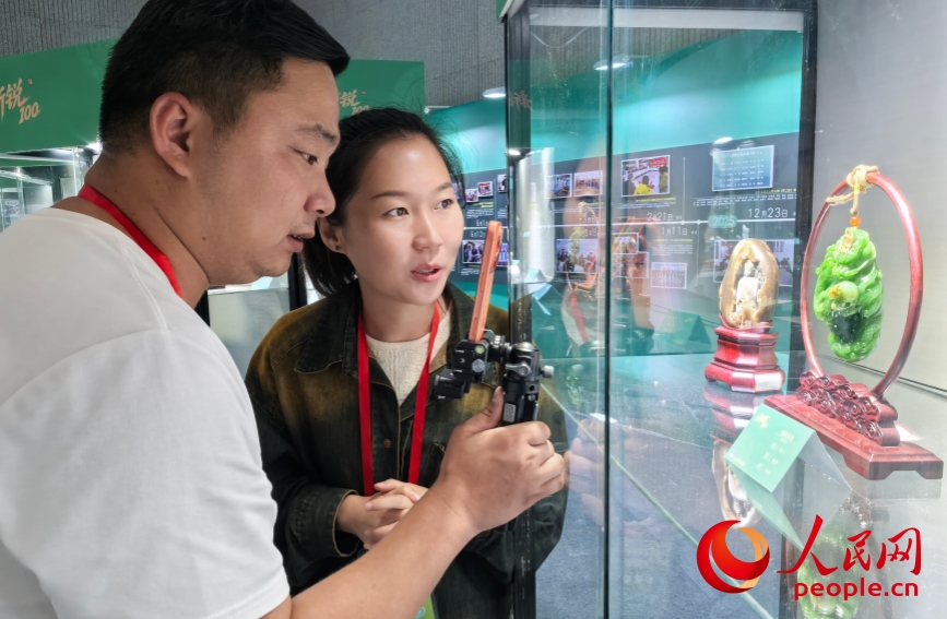 参观者边看展品边相互交流。人民网记者 王佩摄
