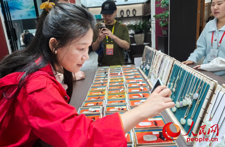 参观者驻足观赏玉雕参展作品。人民网记者 王佩摄