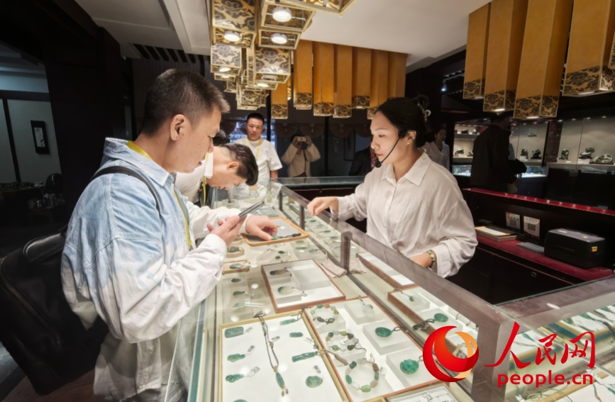 参观者围在展台前细看各类玉石货品。人民网记者 王佩摄