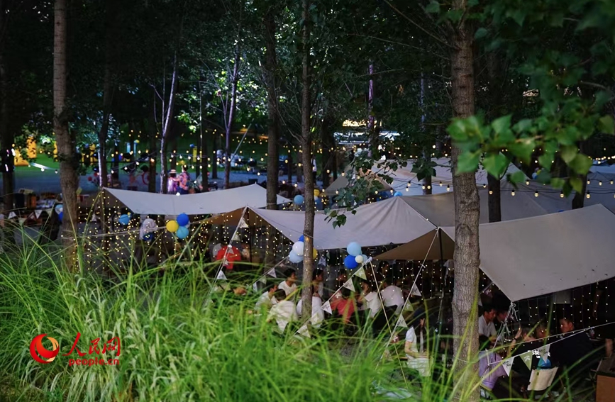 国庆假期，中牟乡村露营地内，游客在此休闲相聚。人民网记者 辛静摄